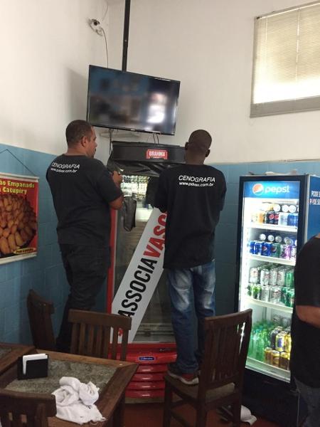 Open bar? Funcionários instalam geladeira da Brahma que será aberta caso Vasco atinja meta de sócios - UOL Esporte