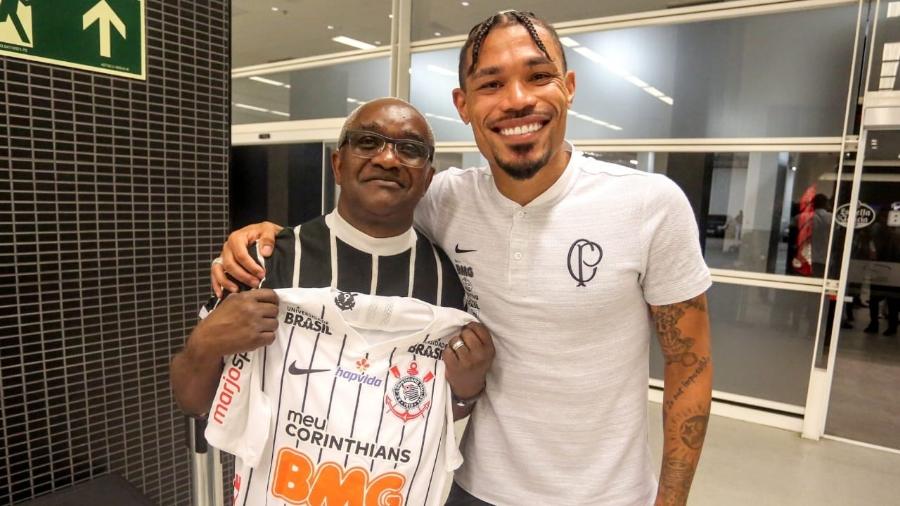 Professor que sofreu racismo, Juarez Xavier visita Corinthians e ganha camisa de J. Urso - divulgação/Corinthians
