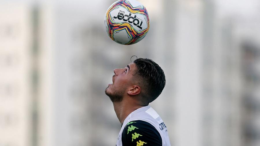Pedro Raul controla a bola com a cabeça durante treinamento do Botafogo - Vitor Silva/Botafogo