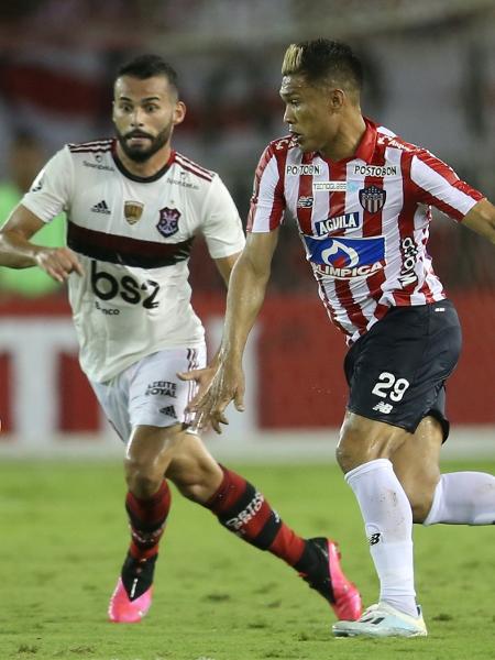 Thiago Maia e Teo Gutierrez disputam bola em Junior Barranquilla x Flamengo - REUTERS/Luisa Gonzalez