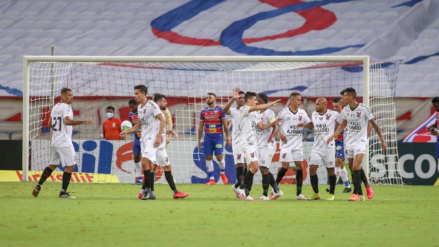 Jogadores do Athletico comemoram gol na estreia do Brasileiro, contra o Fortaleza. Partida só passou para o exterior - Pedro Chaves/AGIF