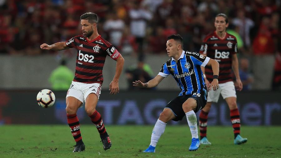 Diego, do Flamengo, e Pepê, do Grêmio, em duelo pela Libertadores de 2019, no Maracanã - Alexandre Vidal / Flamengo