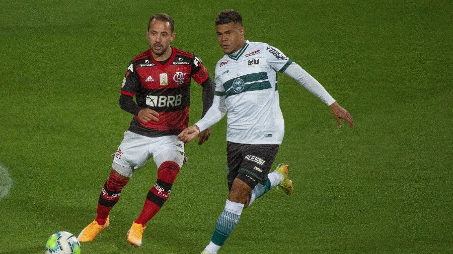 Everton Ribeiro, do Flamengo, disputa bola com Yan Sasse, do Coritiba - Alexandre Vidal / Flamengo