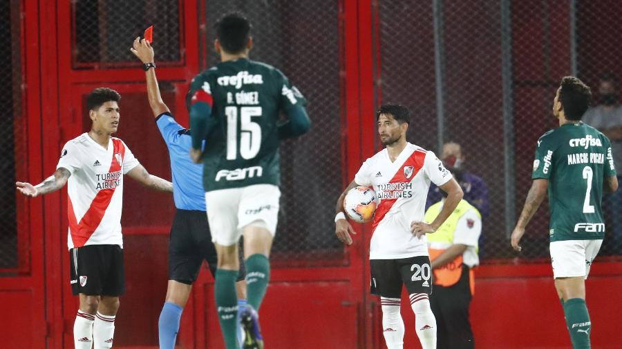 Carrascal, do River Plate, é expulso por entrada violenta em Gabriel Menino, do Palmeiras - REUTERS/Marcos Brindicci