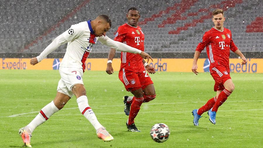 Mbappé chuta para abrir o placar para o PSG sobre o Bayern de Munique na Liga dos Campeões 2020-21 - Alexander Hassenstein/Getty Images