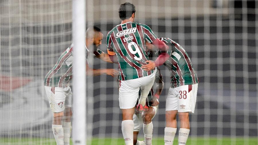 Jogadores do Fluminense "engraxam" a chuteira de Fred, autor de duas assistências no jogo contra o River Plate - EFE/ Juan Mabromata /POOL
