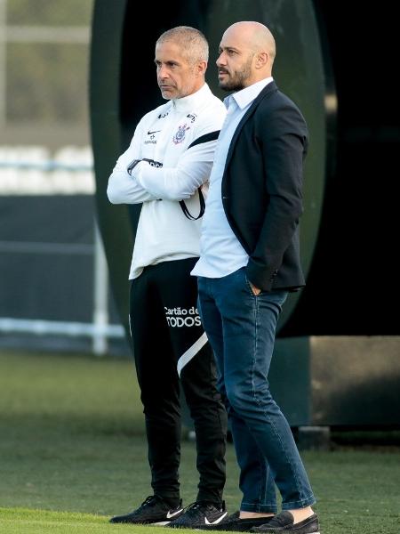 O técnico Sylvinho e o gerente de futebol Alessandro Nunes em treino do Corinthians. - Rodrigo Coca/Agência Corinthians