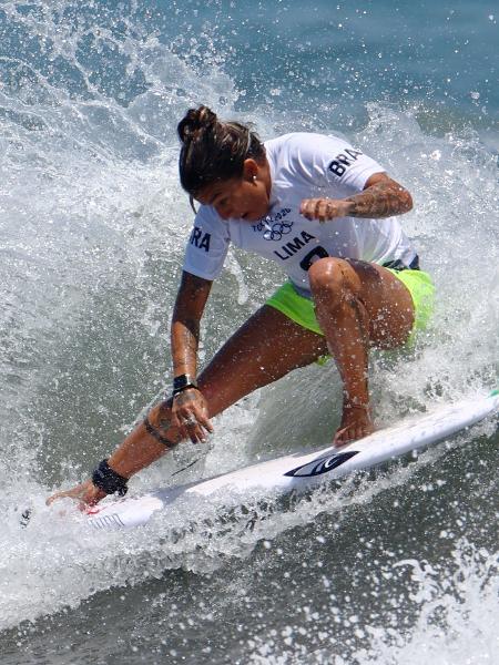 Silvana Lima em ação durante eliminatórias do surfe nas Olimpíadas de Tóquio - Lisi Niesner/Reuters