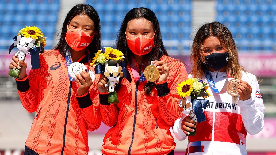  Kokona Hiraki, Sakura Yosozumi e Sky Brown recebem as medalhas da final do skate park, nas Olimpíadas de Tóquio -  Ezra Shaw/Getty Images