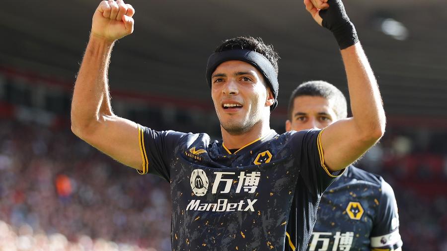 Raúl Jimenez comemora gol pelo Wolverhampton na Premier League - REUTERS