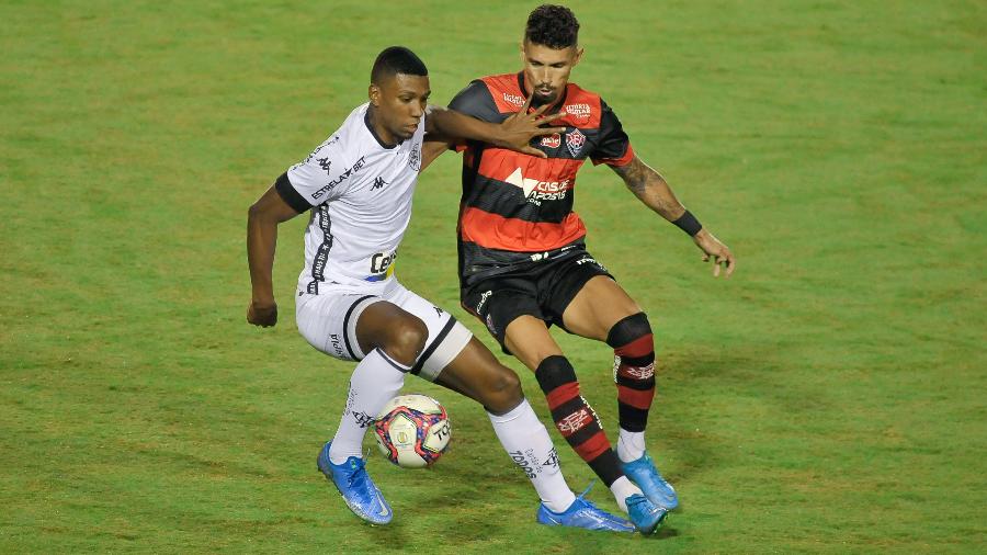 Kanu, do Botafogo, protege a bola de Manoel, do Vitória, em duelo na Série B do Brasileiro - Jhony Pinho/AGIF