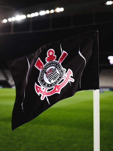 Bandeira de escanteio com o escudo do Corinthians na Neo Química Arena - Ettore Chiereguini/AGIF
