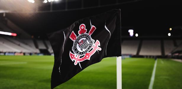 Corinthians enfrenta ameaça de falência, alerta comentarista esportivo.