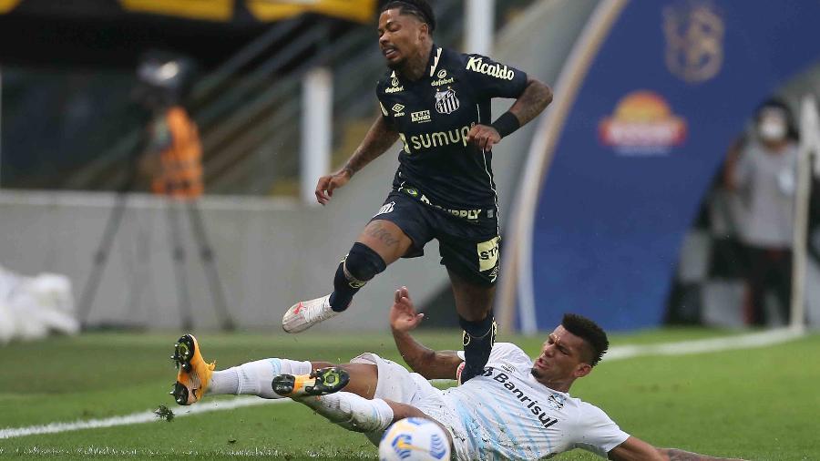 Marinho tenta escapar da falta  no duelo entre Santos e Grêmio na Vila Belmiro - GUILHERME DIONíZIO/CÓDIGO19/ESTADÃO CONTEÚDO