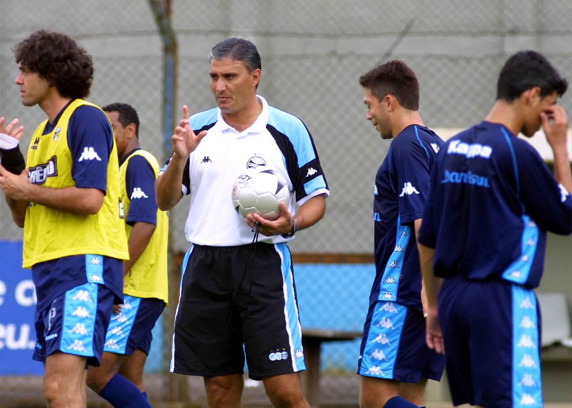Técnico Tite durante treino da equipe do Grêmio no início de 2003 - undefined