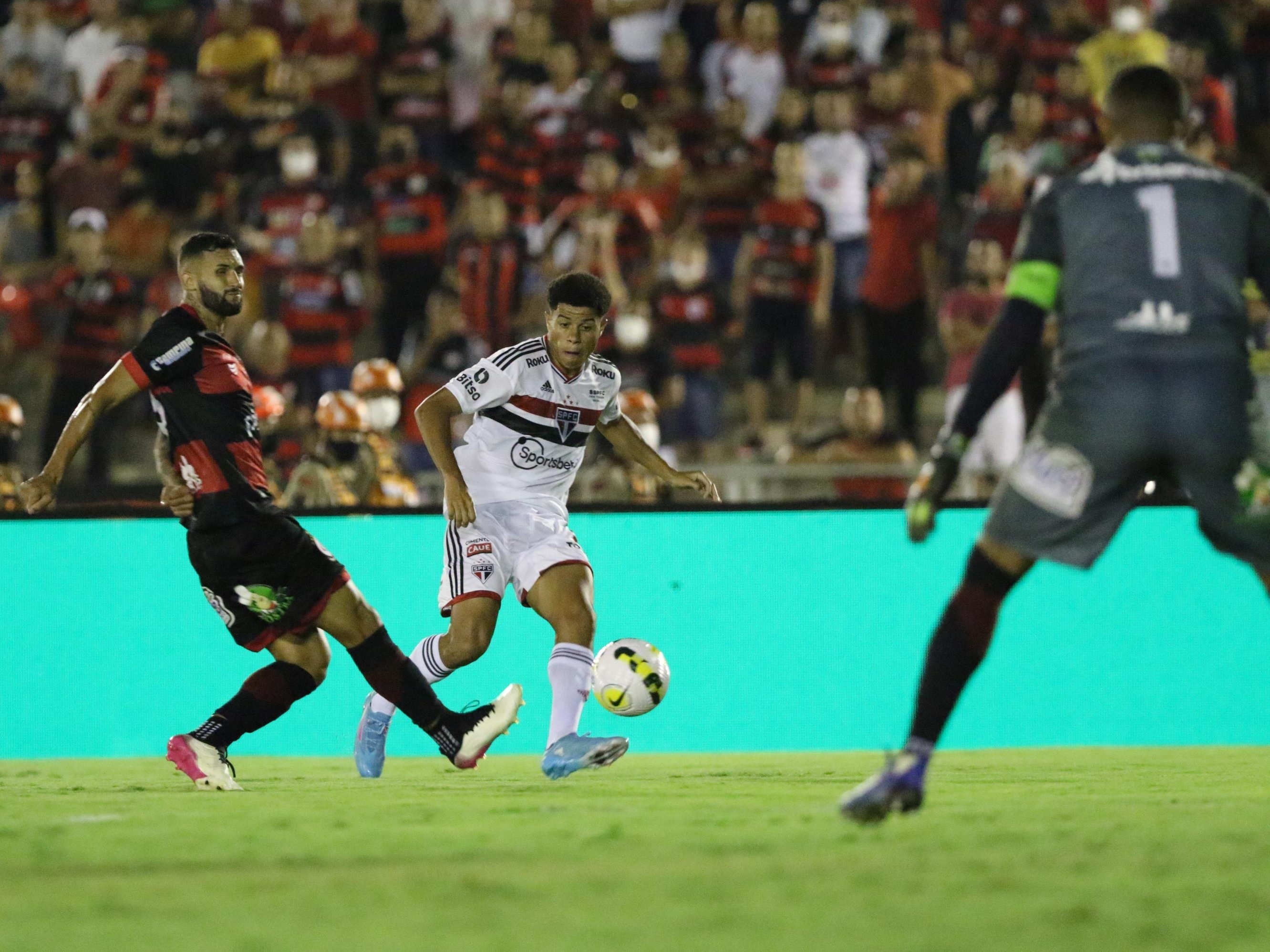 São Paulo x Flamengo: Rodrigo Nestor empata o jogo com um golaço; veja