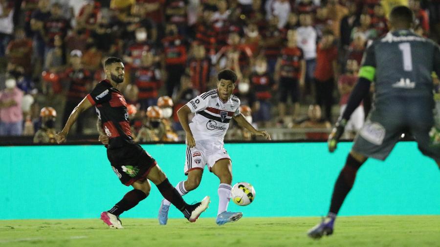 Mauro Iguatu, goleiro do Campinense, se destacou na partida contra o São Paulo pela Copa do Brasil - MARLON COSTA/FUTURA PRESS/FUTURA PRESS/ESTADÃO CONTEÚDO