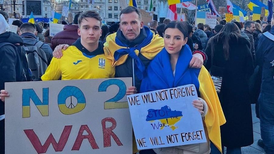Schevchenko e família participam de manifestação contra a guerra - Reprodução web: // Instagram Schevchenko