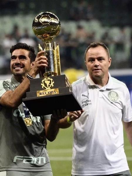 Andrey Lopes (d) com Abel Ferreira (e) comemorando título pelo Palmeiras
