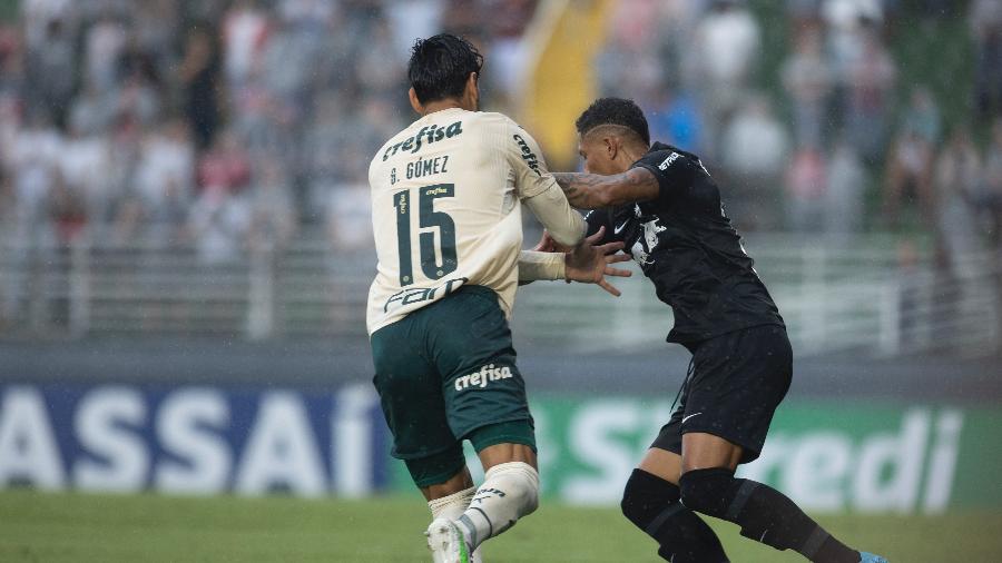 Gustavo Gómez e Sorriso disputam a bola no duelo Bragantino x Palmeiras pelo Paulistão - Diogo Reis/AGIF