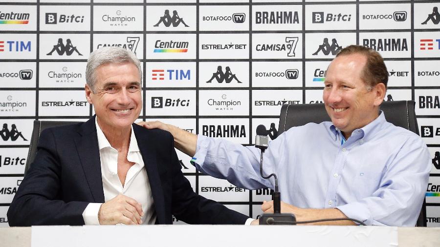 Luís Castro, novo técnico do Botafogo, ao lado de John Textor, investidor da SAF do Alvinegro - Vitor Silva / Botafogo