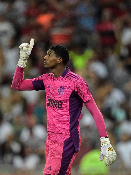 Hugo, goleiro do Flamengo, comemora após pegar pênalti durante partida contra o Fluminense; Goleiro está a caminho do Japão - Thiago Ribeiro/Thiago Ribeiro/AGIF