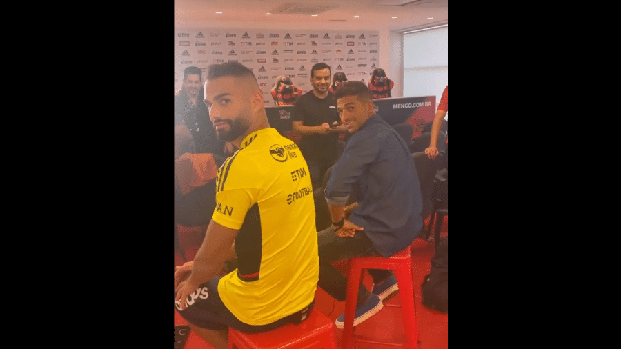 Diego ironiza presença de repórter em entrevista do Flamengo - Reprodução/Twitter