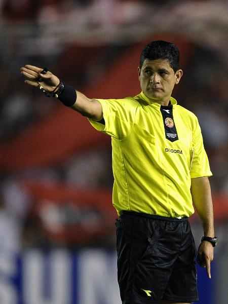 O árbitro colombiano Oscar Ruiz em jogo da Copa Sul-Americana de 2010 - AFP PHOTO/Alejandro Pagni
