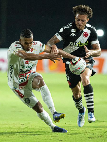 Figueiredo, do Vasco, disputa bola na partida contra o Operário, pela Série B - Jorge Rodrigues/AGIF