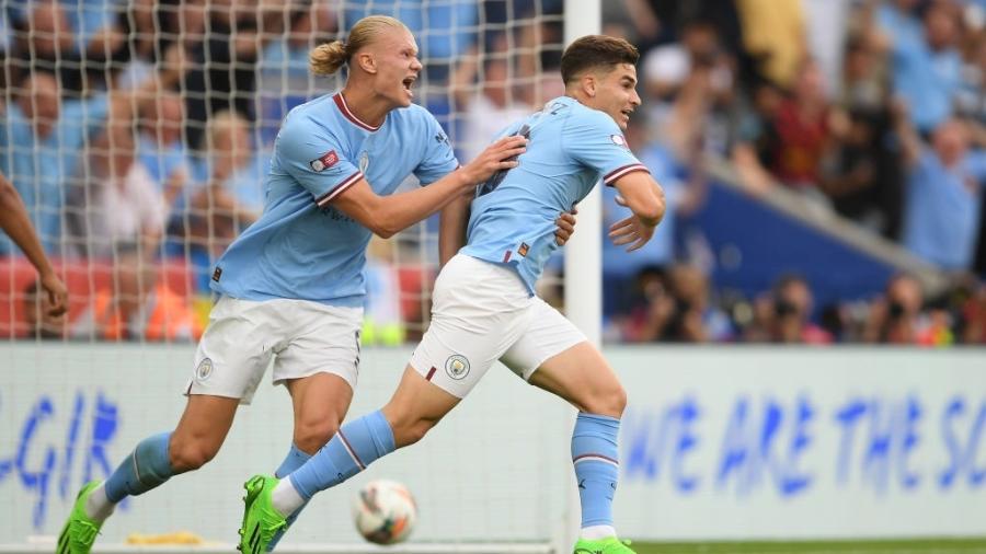 Haaland e Julian Alvarez comemoram gol do City contra o Liverpool, na Supercopa da Inglaterra - Harriet Lander/Getty