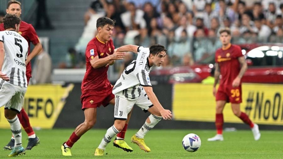 Fabio Miretti e Paulo Dybala em ação no clássico entre Juventus e Roma, pelo Campeonato Italiano - Chris Ricco/Getty
