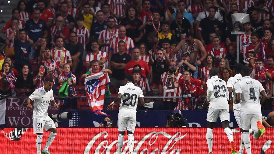 Rodrygo e Vinicius Júnior dançam após gol do Real Madrid sobre o Atlético de Madri - Denis Doyle/Getty Images