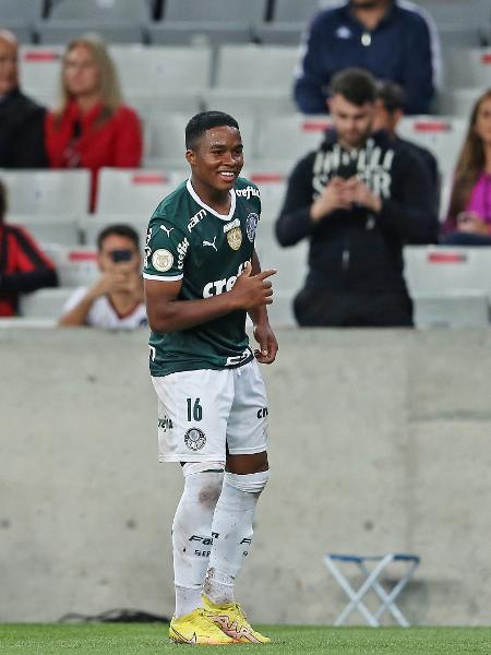 Endrick, do Palmeiras, comemora; garoto-craque fez 2 na virada de 3 a 1 sobre o Athletico-PR -  Heuler Andrey/Getty Images