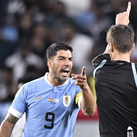 Luis Suárez reclama com a arbitragem durante jogo entre Uruguai e Gana - Xinhua/Xin Yuewei