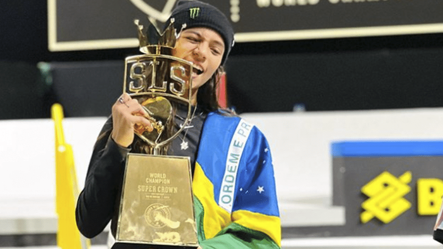 Rayssa Leal morde o troféu de campeã da Super Coroa da Street League no Rio - Reprodução Instagram
