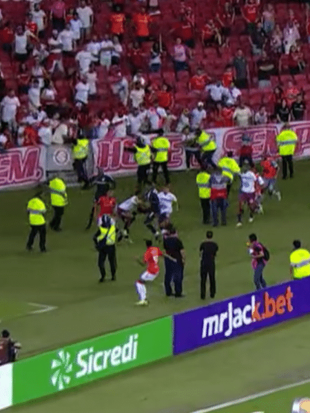 Jogadores de Inter e Caxias brigaram após o final do jogo - Reprodução/sportv