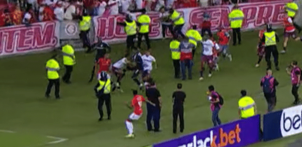 Torcedor do Inter invade campo com criança no colo e agride atleta do Caxias