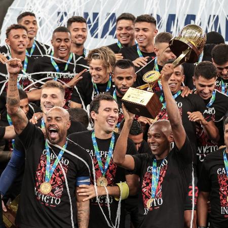 Fernandinho, do Athletico-PR, levanta troféu de campeão do Campeonato Paranaense de 2023 - Robson Mafra/AGIF