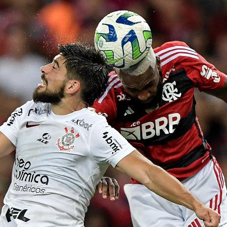 Gerson, do Flamengo, e Bruno Méndez, do Corinthians, brigam pela bola em partida do Campeonato Brasileiro - Thiago Ribeiro/AGIF