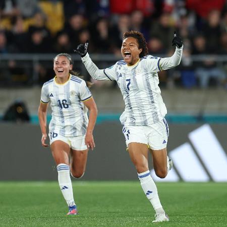 Jogadoras das Filipinas celebram gol contra a Nova Zelândia na Copa feminina