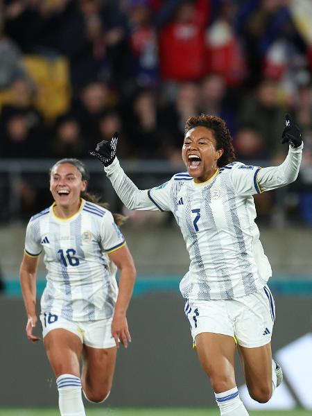 Jogadoras das Filipinas celebram gol contra a Nova Zelândia na Copa feminina