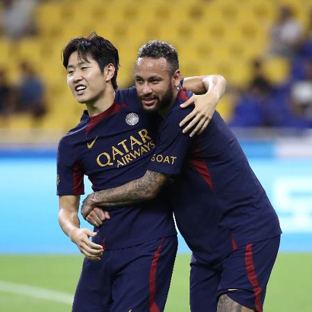 Neymar e o sul-coreano Kang-In Lee brincam durante treino após amistoso do PSG