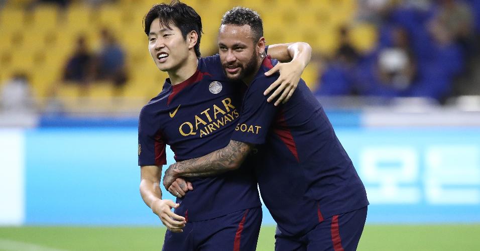 Neymar e o sul-coreano Kang-In Lee brincam durante treino após amistoso do PSG