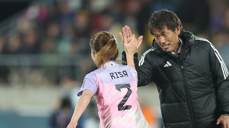 Futoshi Ikeda, técnico do Japão, cumprimenta Risa Shimizu na Copa feminina