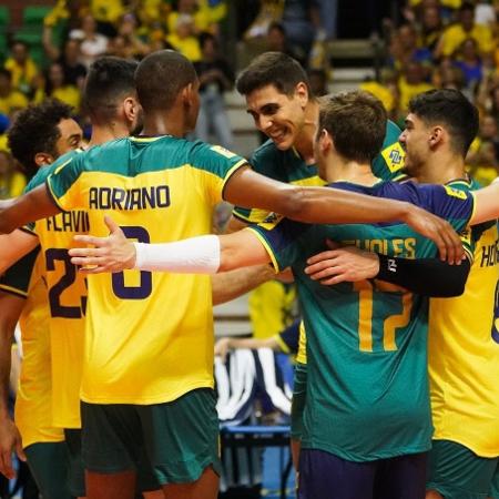 Seleção brasileira comemora durante vitória sobre o Peru na estreia do Sul-Americano de Vôlei