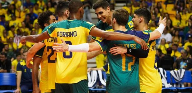 Seleção brasileira comemora durante vitória sobre o Peru na estreia do Sul-Americano de Vôlei