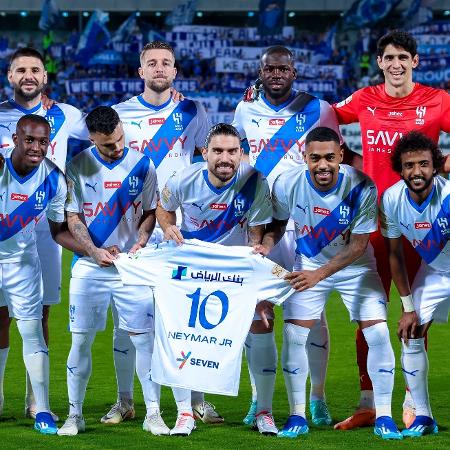 Jogadores do Al-Hilal seguram camisa de Neymar antes do jogo contra o Al-Khaleej