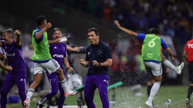 Técnico Zé Ricardo comemora gol do Cruzeiro durante partida contra o Bahia no Campeonato Brasileiro