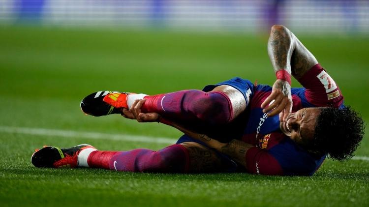 Raphinha sentiu dores no tornozelo após sofrer pênalti em Barcelona x Mallorca pelo Campeonato Espanhol