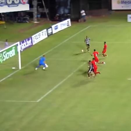 Victor Caetano, do Desportivo Brasil, protagonizou gol contra em "decisão" da A3 - Reprodução/X